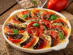 Доматена запеканка с патладжан, домати и моцарела в тава на фурна - снимка на рецептата